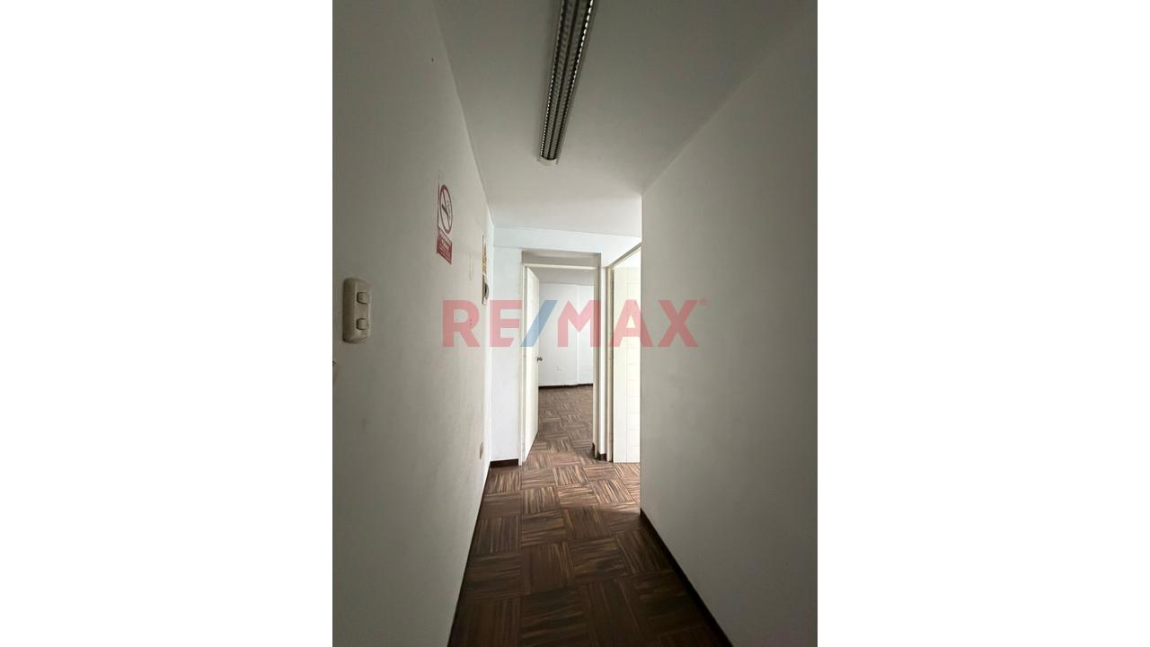 Venta De Inmueble Con Locales Comerciales, Oficinas Y Vivienda Independiente Para Remodelar En Av. Tupac Amaru En Comas — foto 5