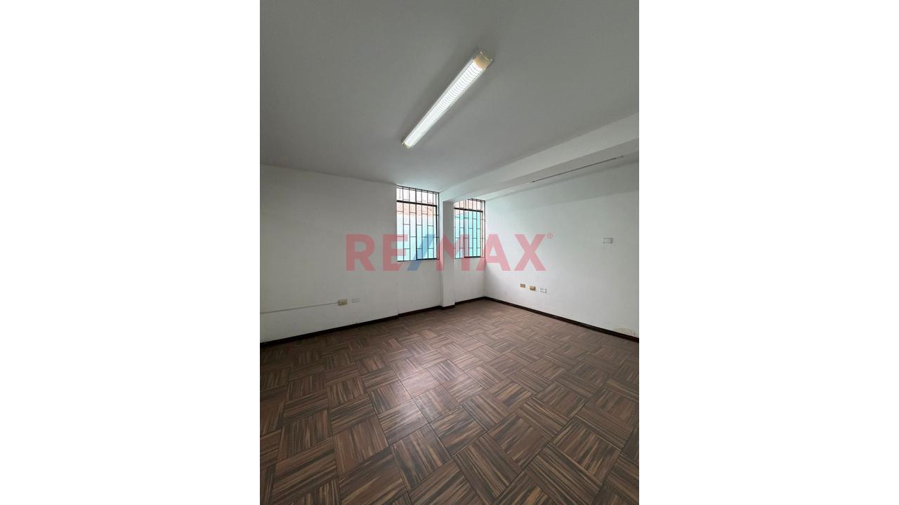Venta De Inmueble Con Locales Comerciales, Oficinas Y Vivienda Independiente Para Remodelar En Av. Tupac Amaru En Comas — foto 6