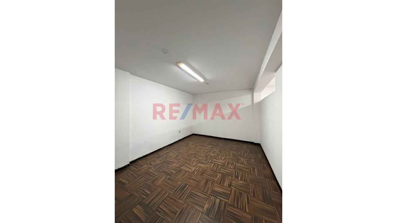 Venta De Inmueble Con Locales Comerciales, Oficinas Y Vivienda Independiente Para Remodelar En Av. Tupac Amaru En Comas — foto 7