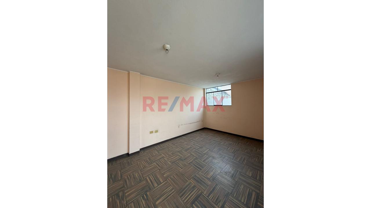 Venta De Inmueble Con Locales Comerciales, Oficinas Y Vivienda Independiente Para Remodelar En Av. Tupac Amaru En Comas — foto 12