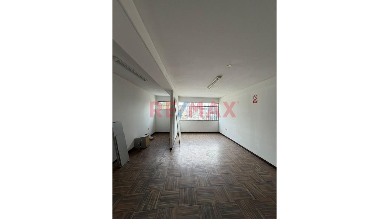 Venta De Inmueble Con Locales Comerciales, Oficinas Y Vivienda Independiente Para Remodelar En Av. Tupac Amaru En Comas — foto 2