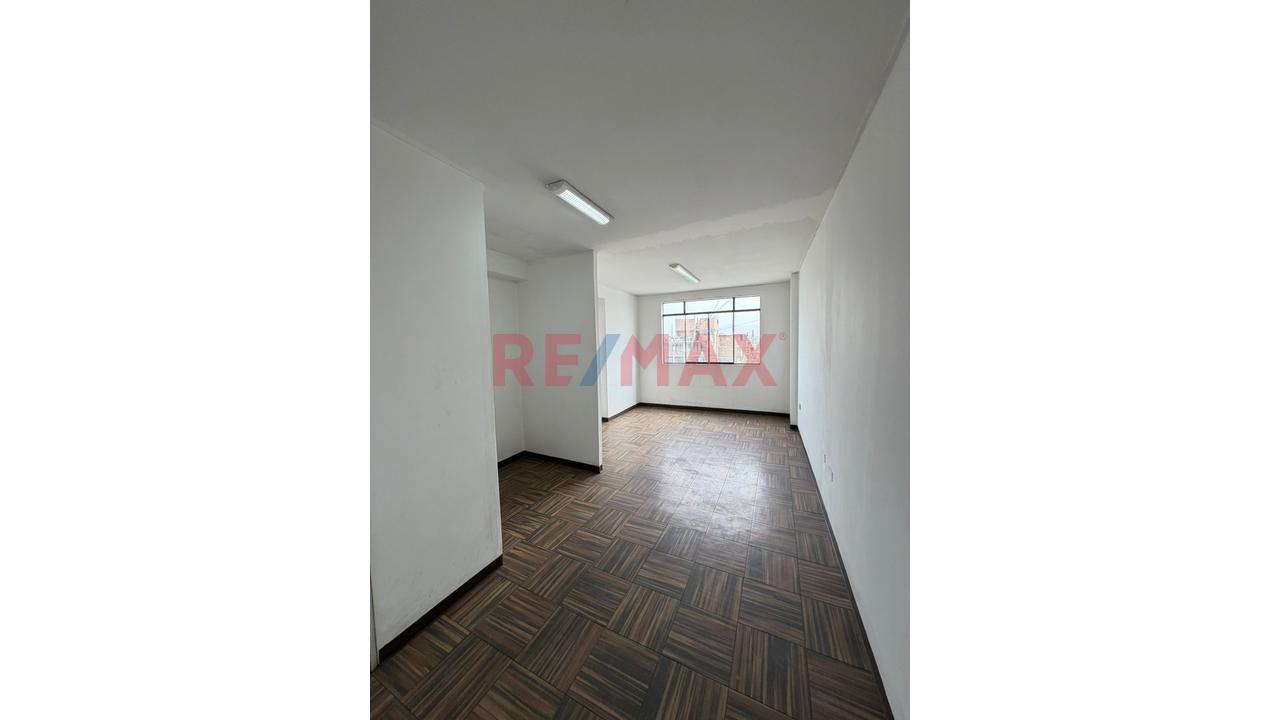 Venta De Inmueble Con Locales Comerciales, Oficinas Y Vivienda Independiente Para Remodelar En Av. Tupac Amaru En Comas — foto 9