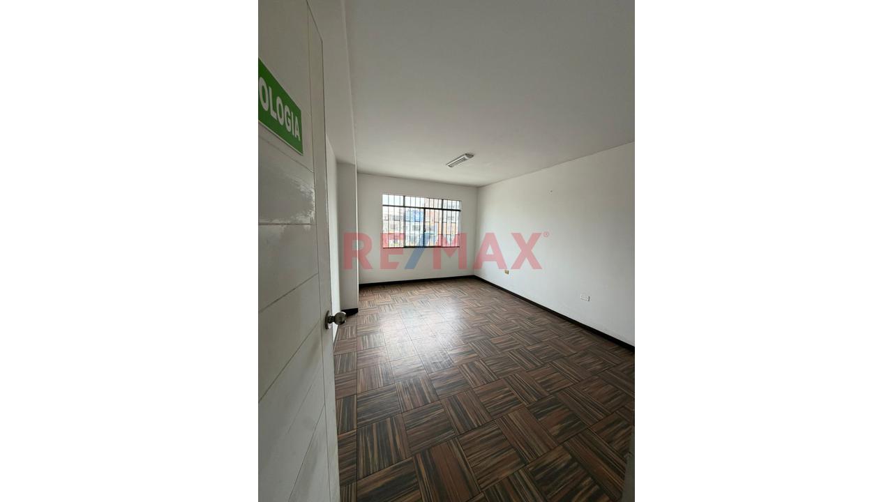 Venta De Inmueble Con Locales Comerciales, Oficinas Y Vivienda Independiente Para Remodelar En Av. Tupac Amaru En Comas — foto 3
