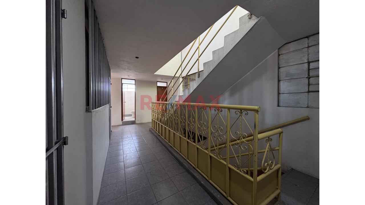 Casa A Precio De Terreno Parte Baja Selva Alegre - 4