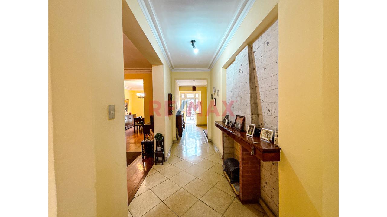 Vendo Amplia Casa De 2 Pisos En Excelente Zona De Miraflores | 310M² — foto 6