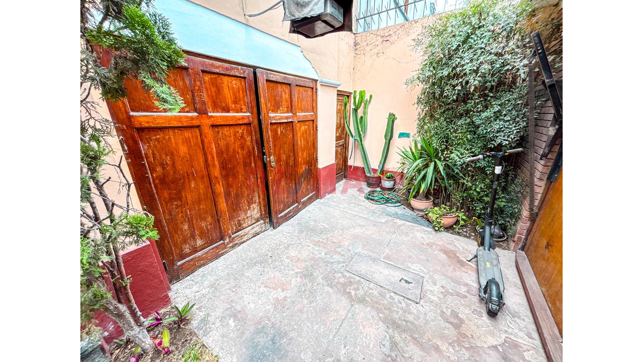 Vendo Amplia Casa De 2 Pisos En Excelente Zona De Miraflores | 310M² - 20