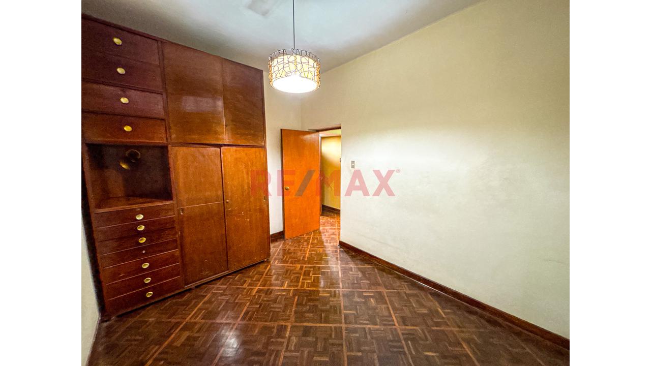 Vendo Amplia Casa De 2 Pisos En Excelente Zona De Miraflores | 310M² — foto 10
