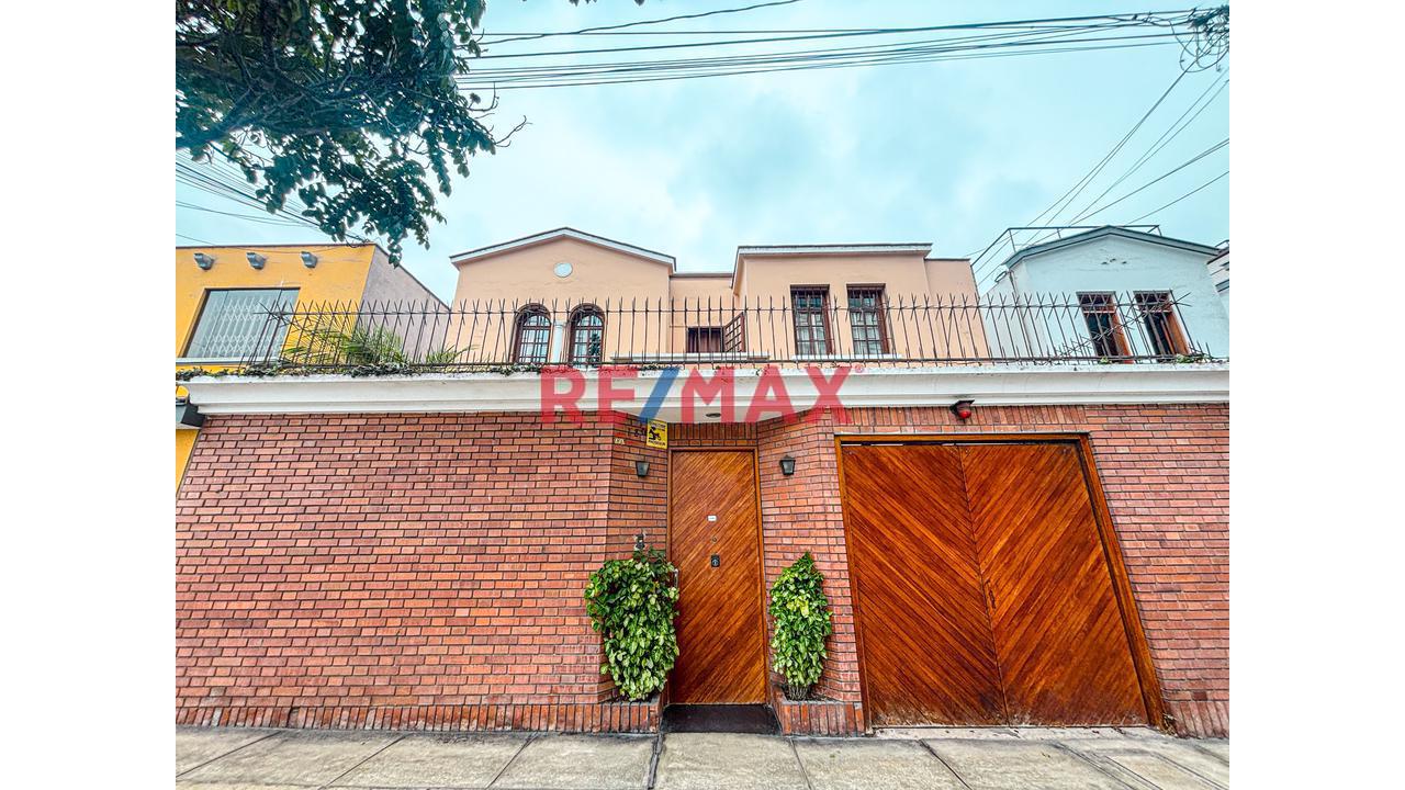 Vendo Amplia Casa De 2 Pisos En Excelente Zona De Miraflores | 310M²
