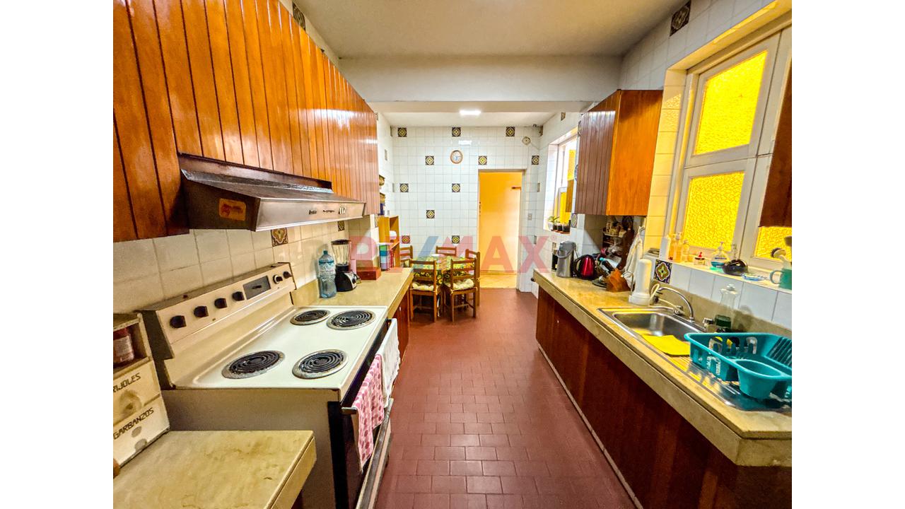 Vendo Amplia Casa De 2 Pisos En Excelente Zona De Miraflores | 310M² — foto 7