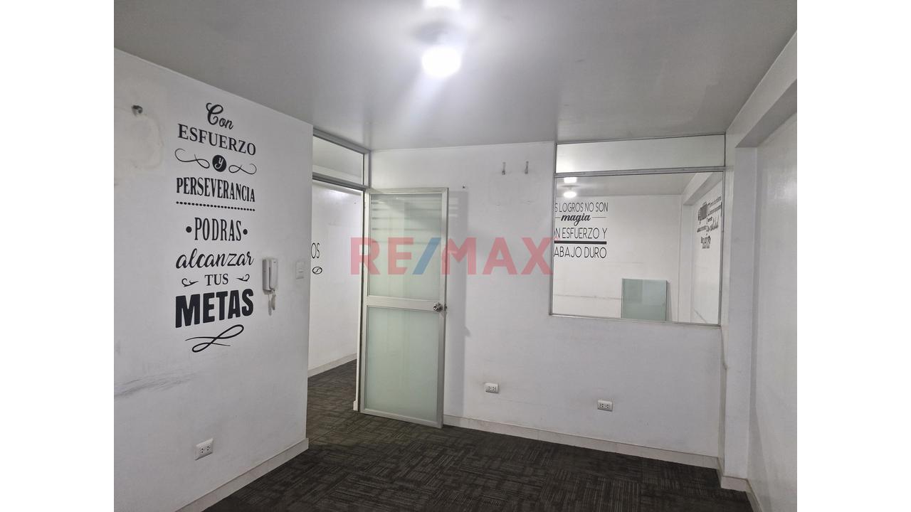 Alquiler De Amplio Local Comercial / Oficina En Piso 3 - 8