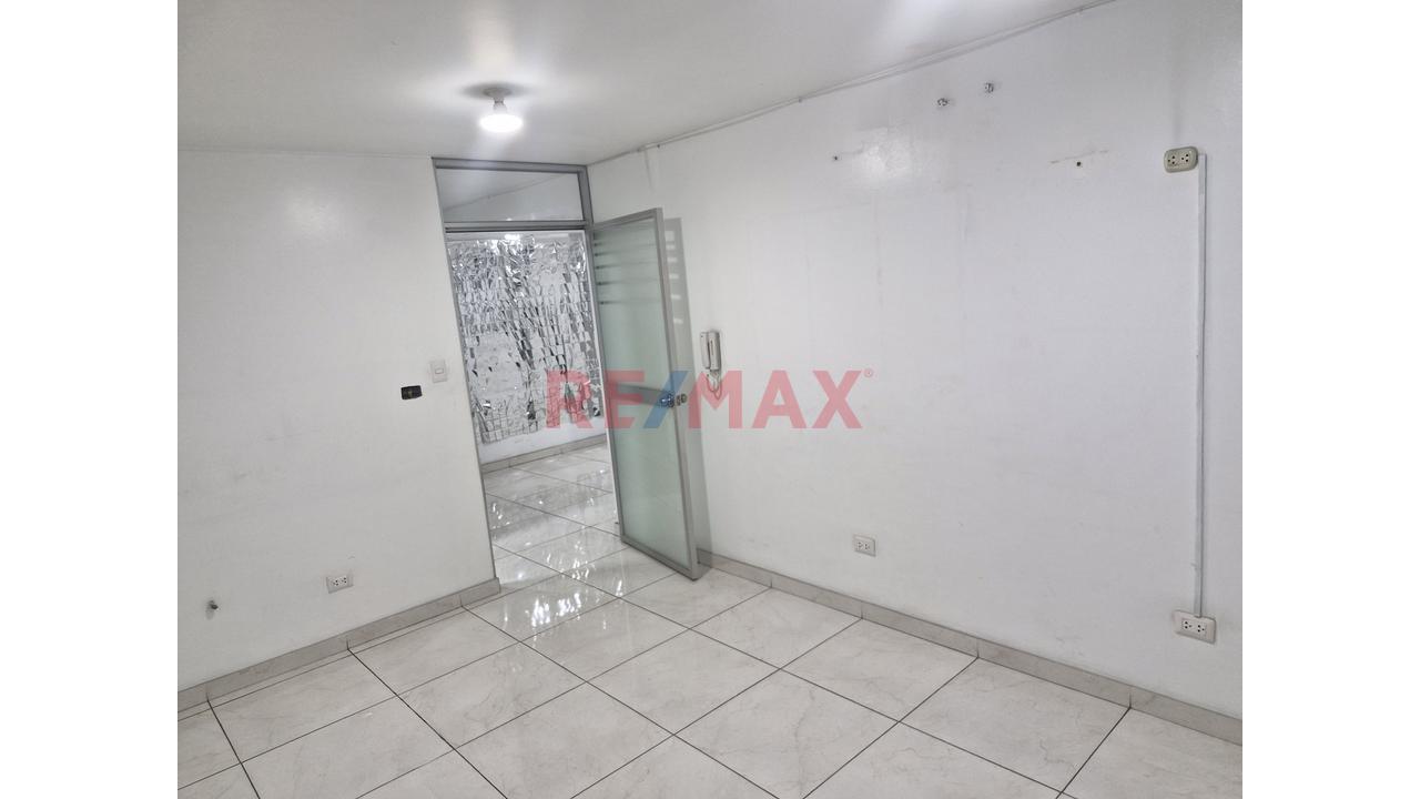 Alquiler De Amplio Local Comercial / Oficina En Piso 3 - 11