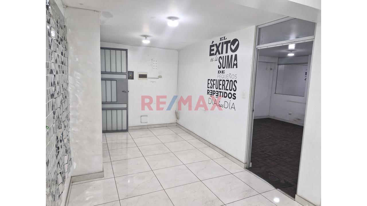 Alquiler De Amplio Local Comercial / Oficina En Piso 3 - 5