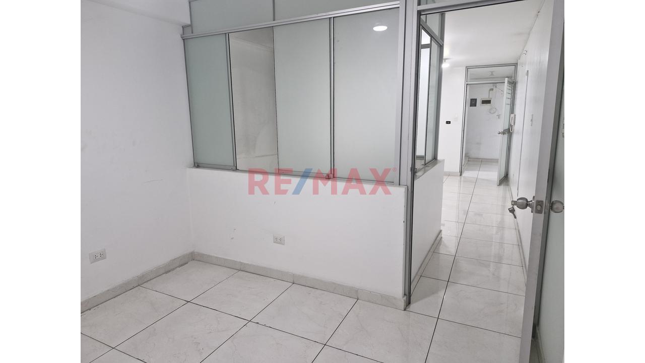 Alquiler De Amplio Local Comercial / Oficina En Piso 3 - 12