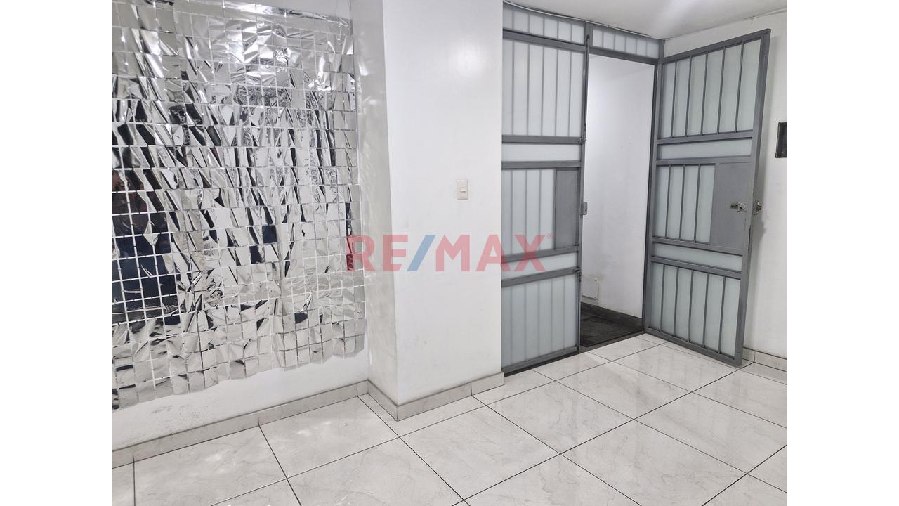 Alquiler De Amplio Local Comercial / Oficina En Piso 3 - 4