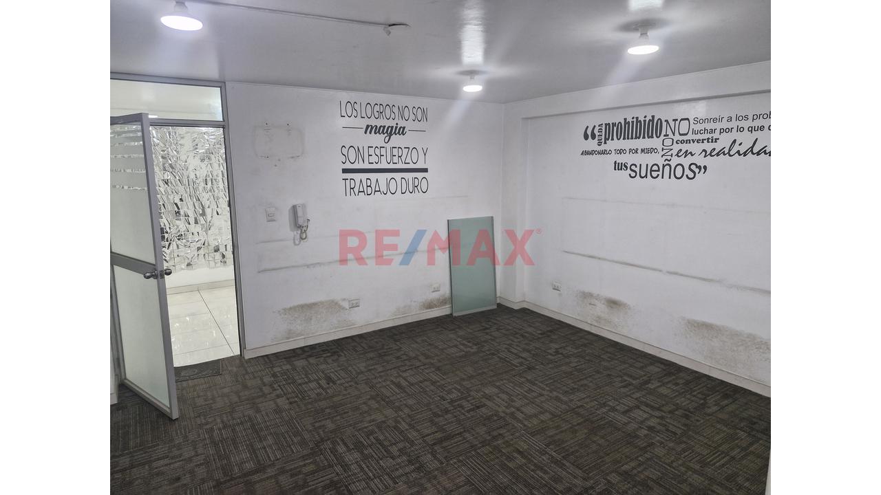 Alquiler De Amplio Local Comercial / Oficina En Piso 3 - 7