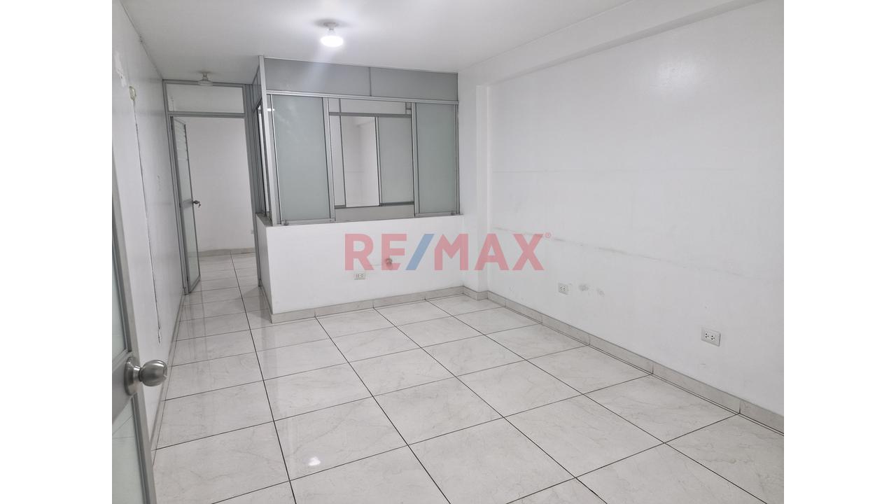 Alquiler De Amplio Local Comercial / Oficina En Piso 3 - 10