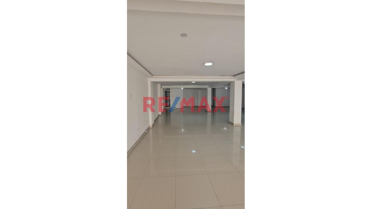 Amplio Local Comercial En Segundo Piso Con Buena Iluminación