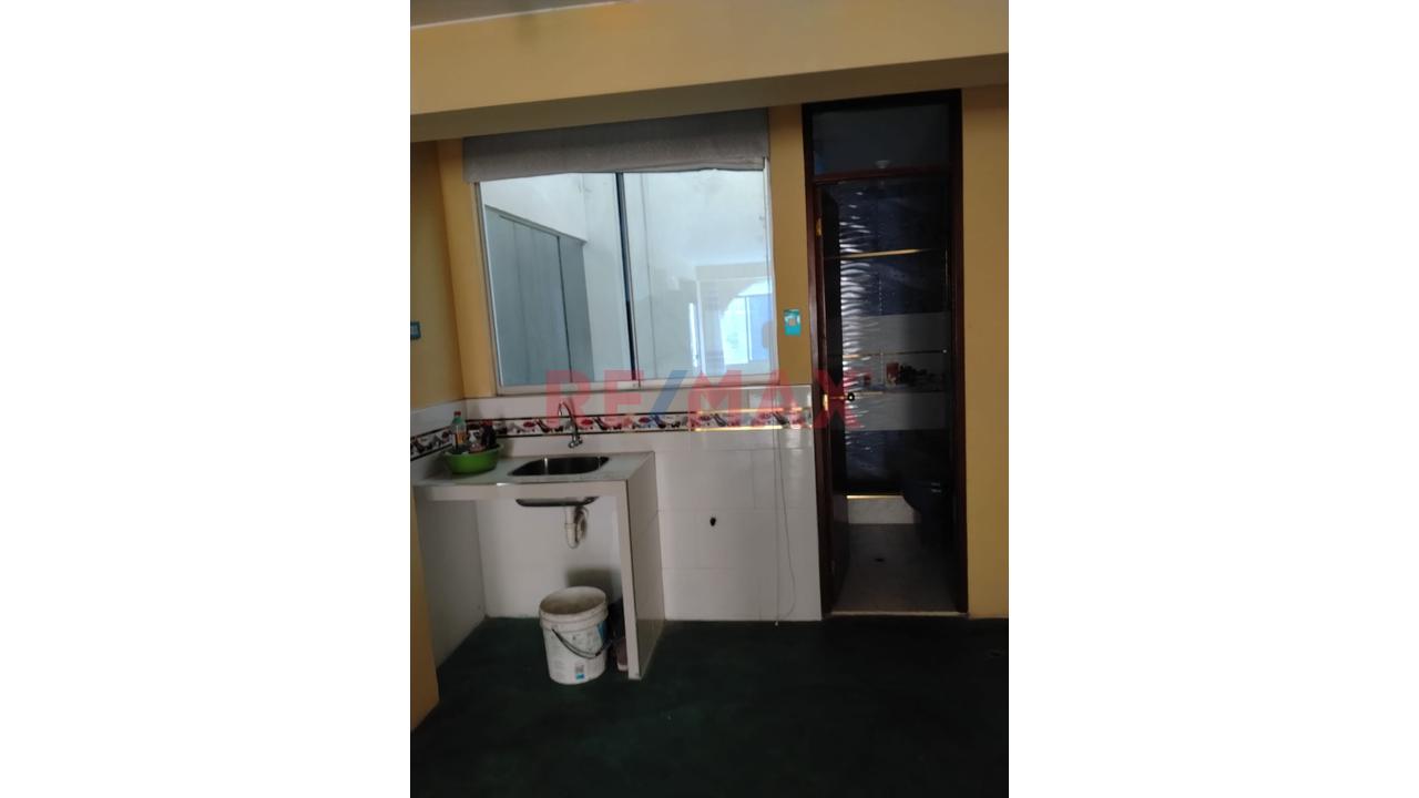 En Venta Casa De  Tres  Pisos Frente A  Colegio - 12