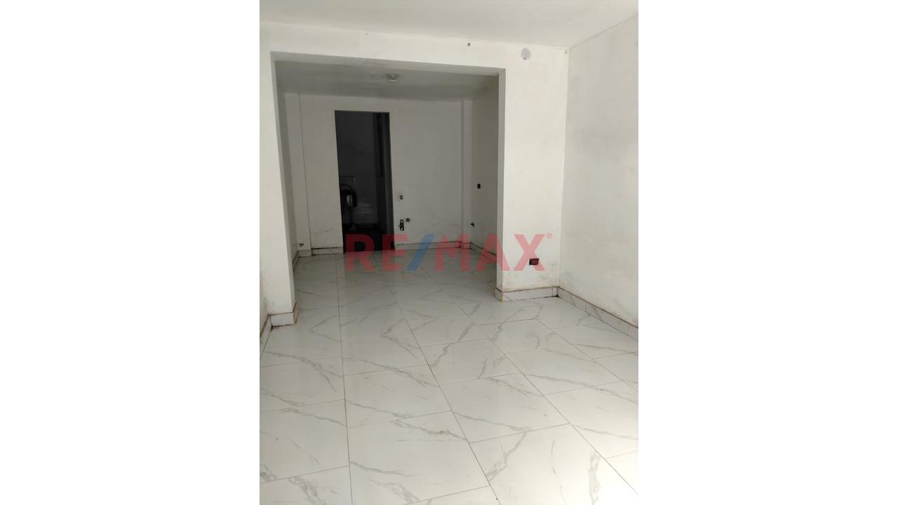 En Venta Casa De  Tres  Pisos Frente A  Colegio - 14