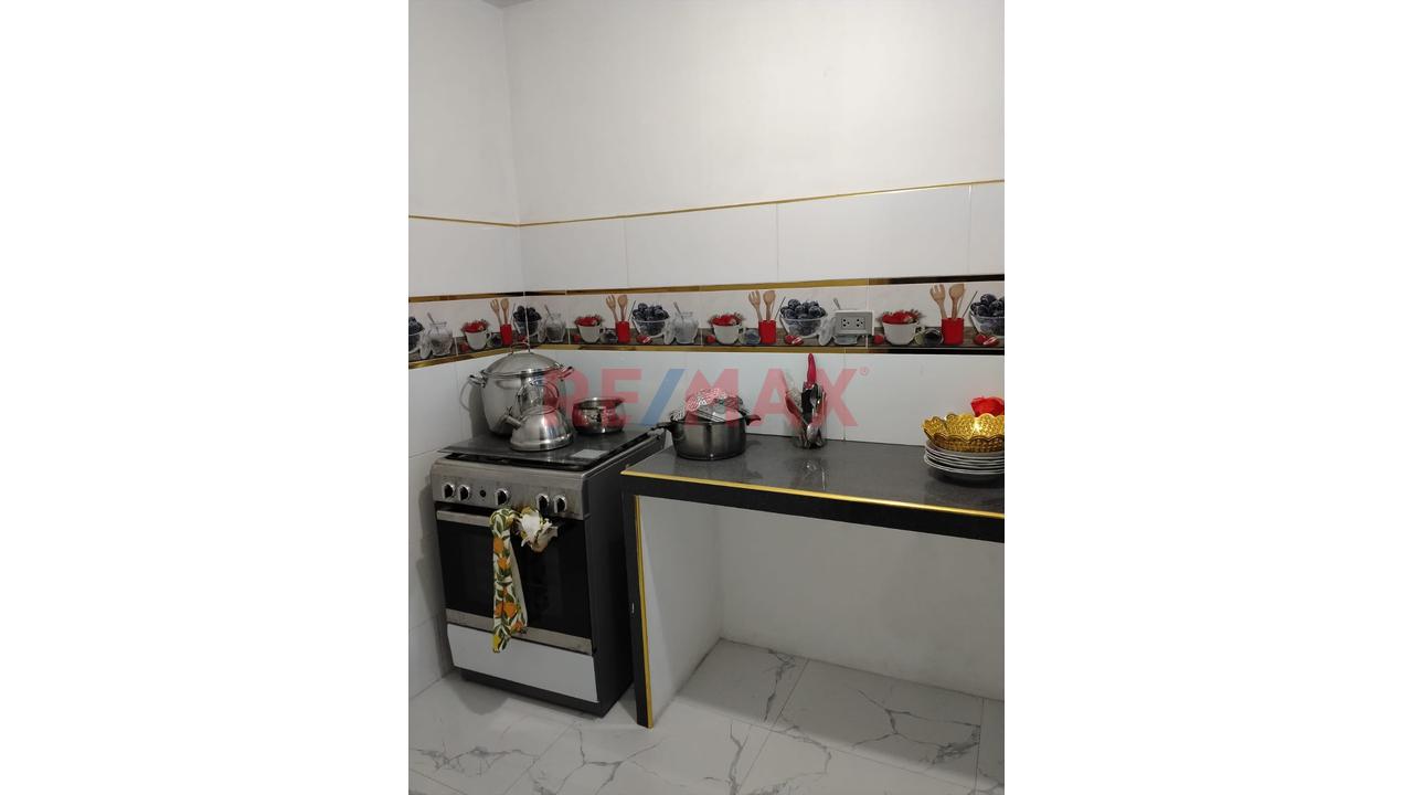 En Venta Casa De  Tres  Pisos Frente A  Colegio - 13