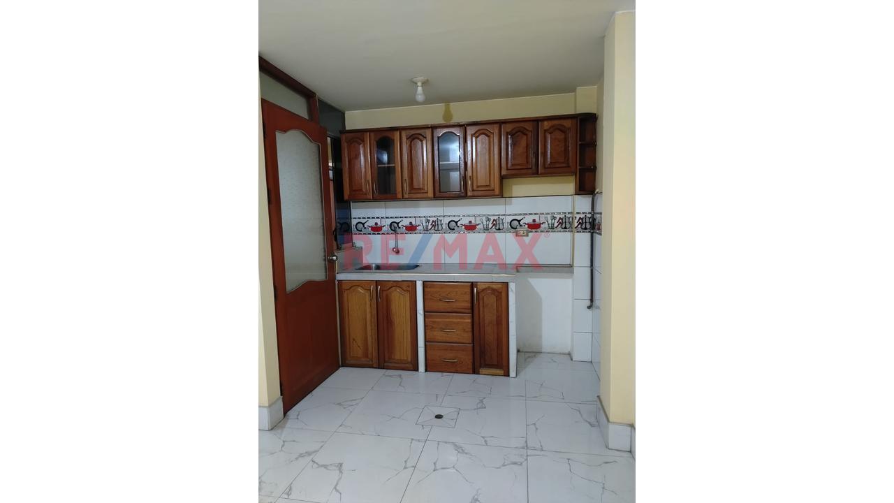 En Venta Casa De  Tres  Pisos Frente A  Colegio - 19