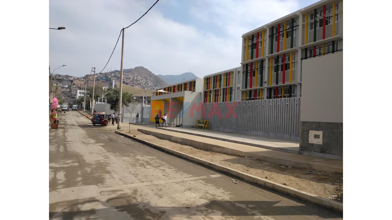 En Venta Casa De  Tres  Pisos Frente A  Colegio - 18
