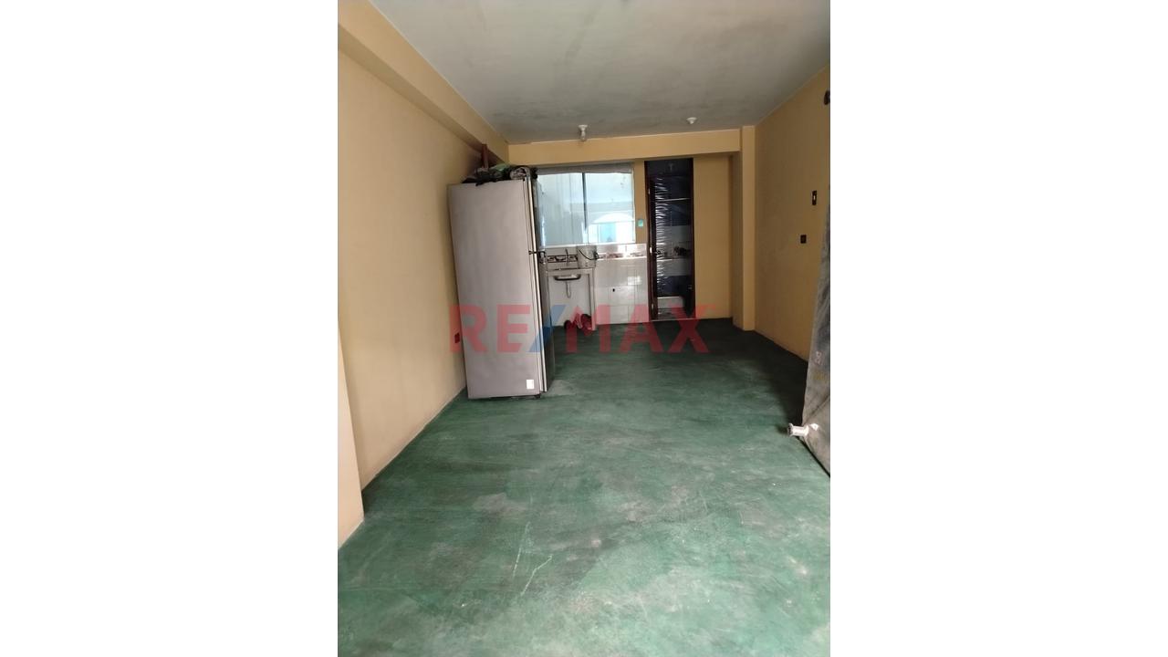En Venta Casa De  Tres  Pisos Frente A  Colegio - 9