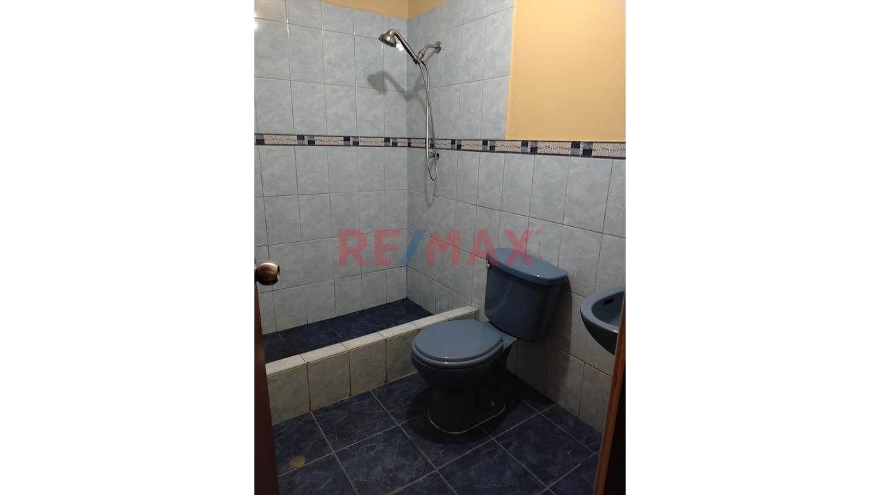 En Venta Casa De  Tres  Pisos Frente A  Colegio - 17