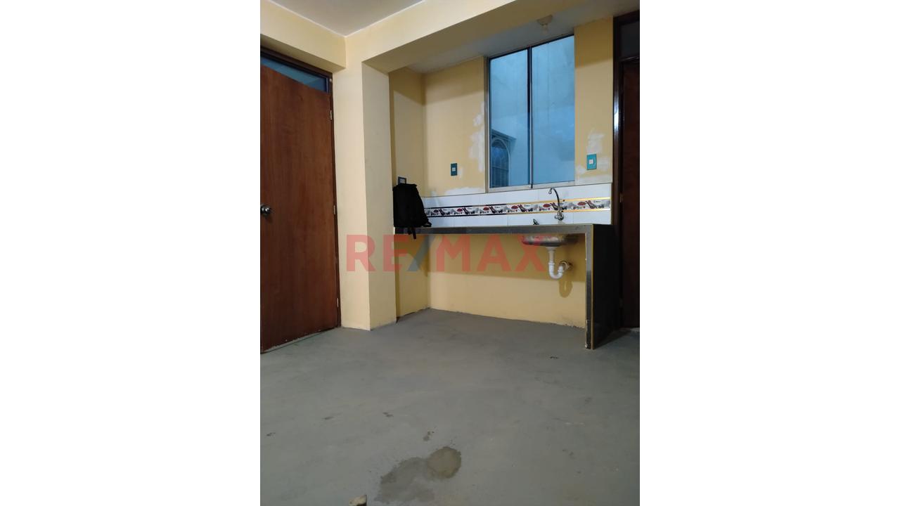 En Venta Casa De  Tres  Pisos Frente A  Colegio - 16