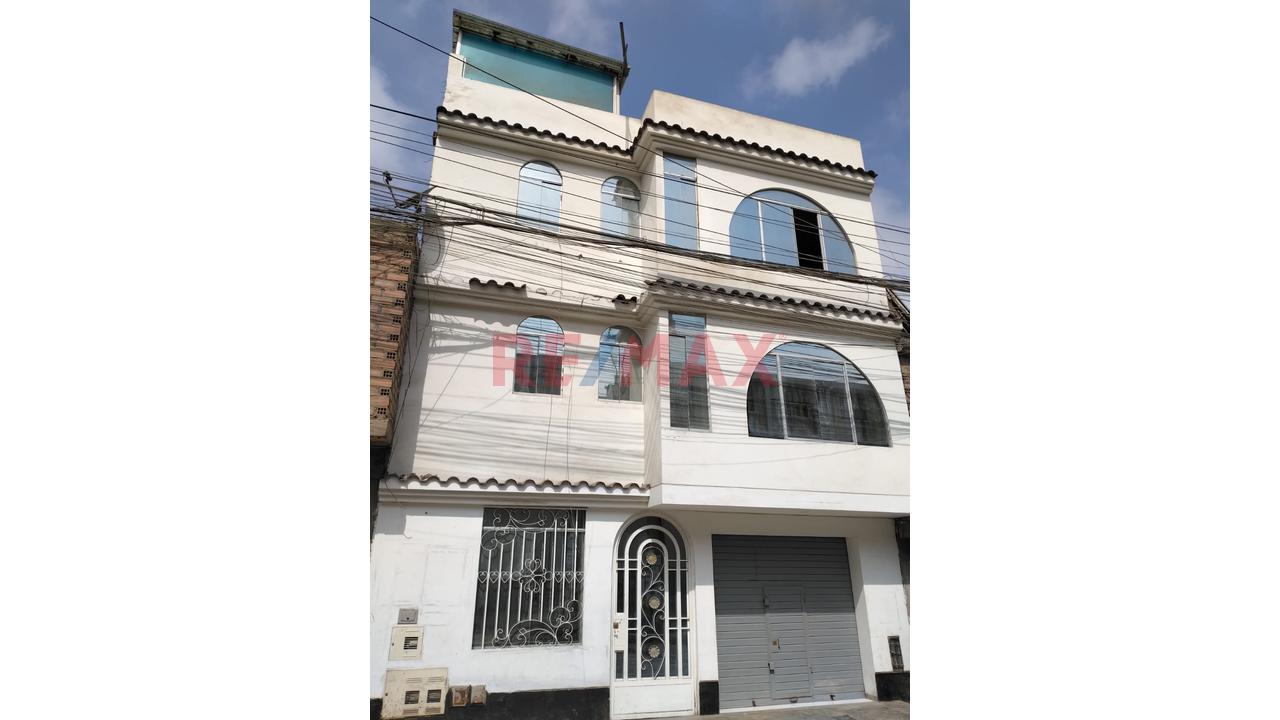 En Venta Casa De  Tres  Pisos Frente A  Colegio - 3