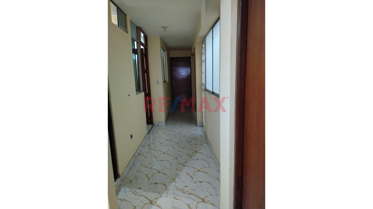 En Venta Casa De  Tres  Pisos Frente A  Colegio - 8