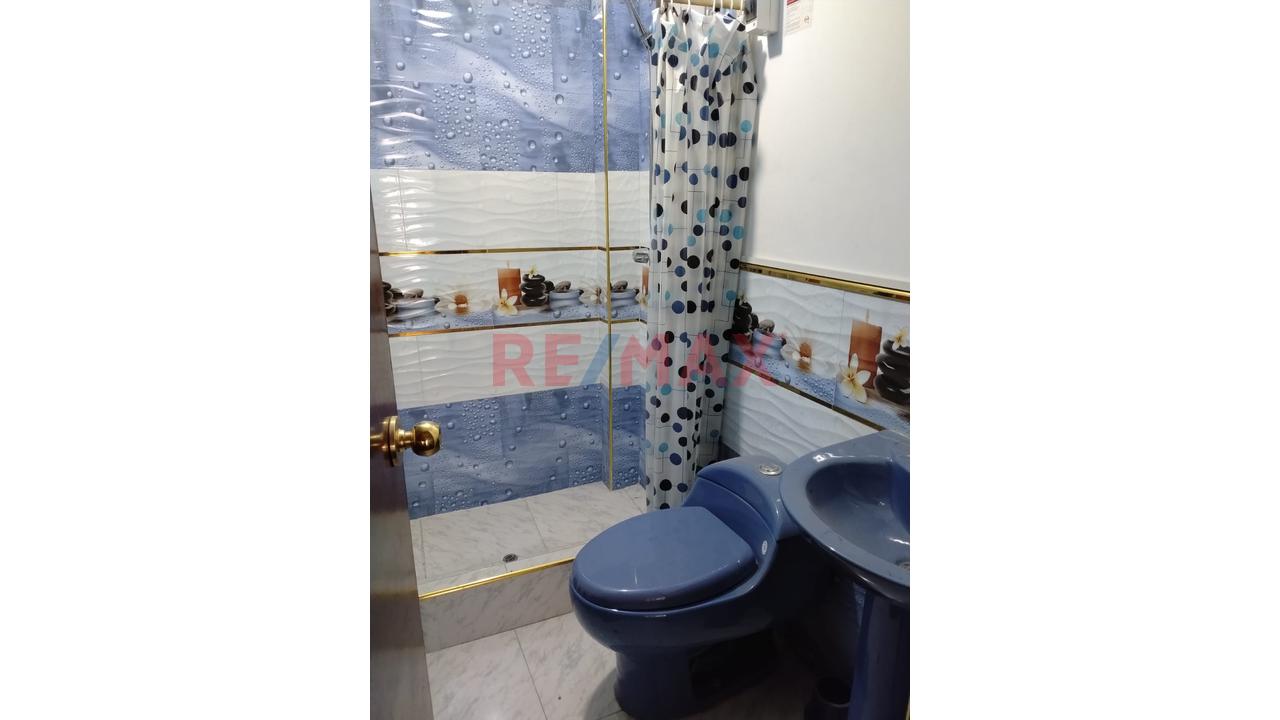 En Venta Casa De  Tres  Pisos Frente A  Colegio - 2