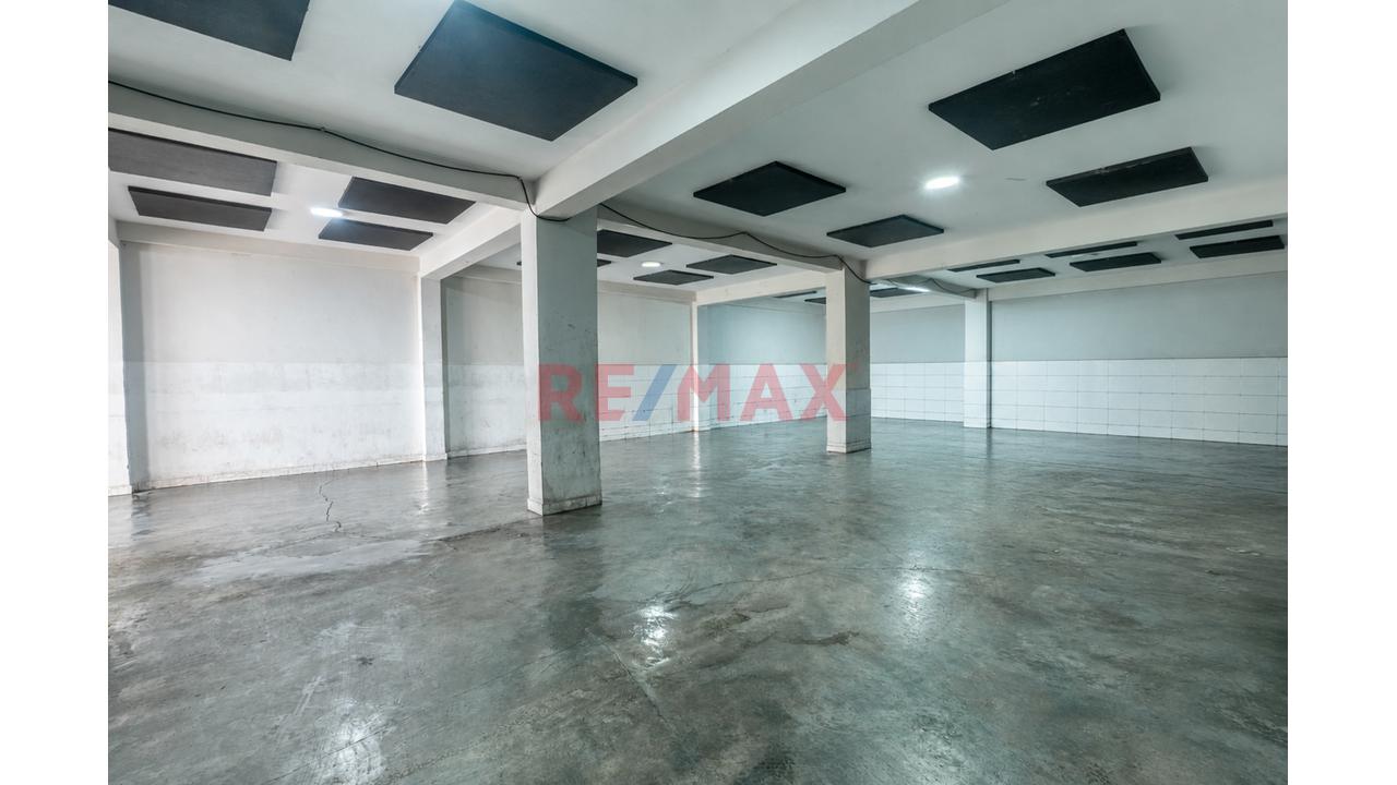 ¡Amplio Local Comercial De 250 M² En Comas! Ideal Para Farmacias, Supermercados Y Cadenas Comerciales — foto 2