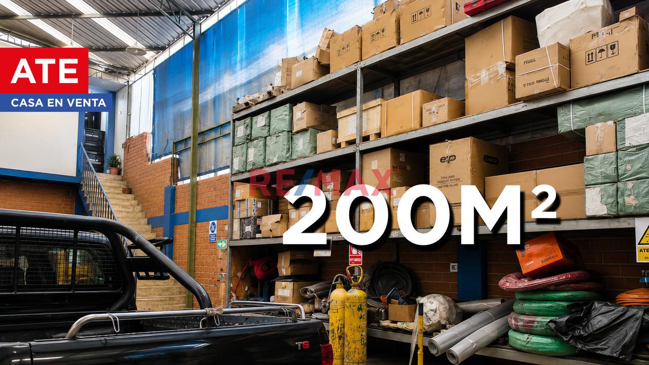 Se Vende Amplia Casa De 200 M² En Pariachi - Frente A Parque