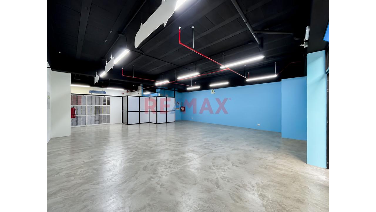 Venta De Amplia Oficina Y 3 Cocheras Exlusiva Y Centrica Zona De Miraflores — foto 7