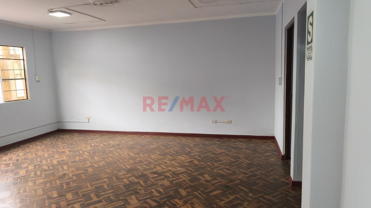 ¡A Una Cuadra De La Uni! Casa De 3 Pisos + Azotea Con 474 M² Construidos En San Martín De Porres — foto 14