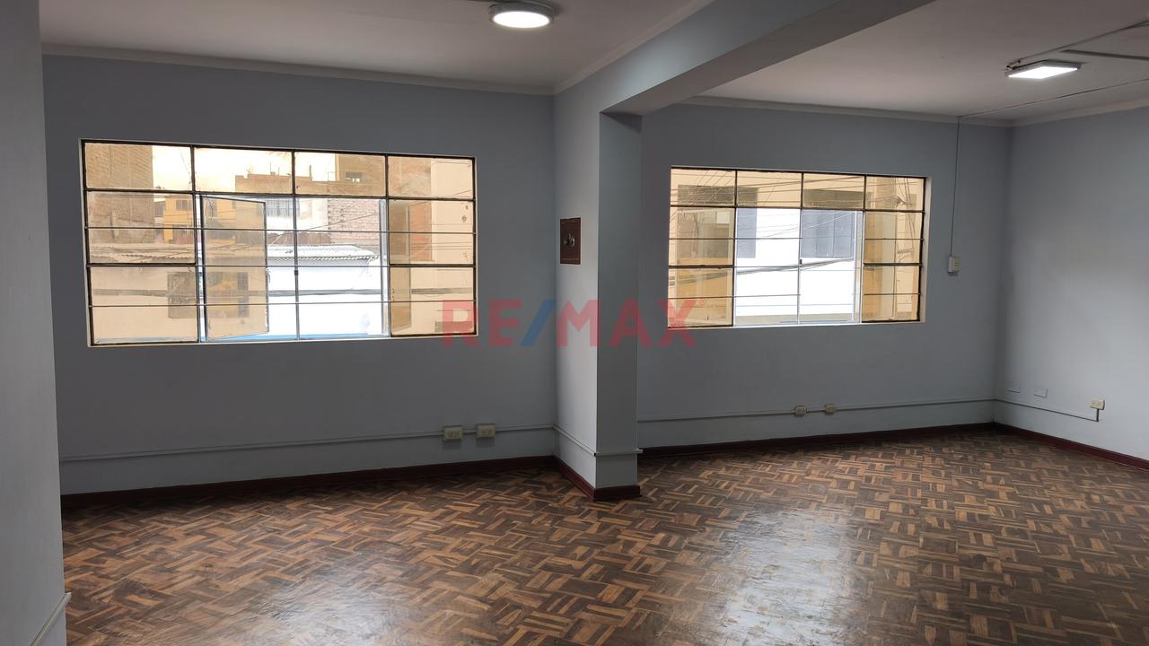 ¡A Una Cuadra De La Uni! Casa De 3 Pisos + Azotea Con 474 M² Construidos En San Martín De Porres — foto 13