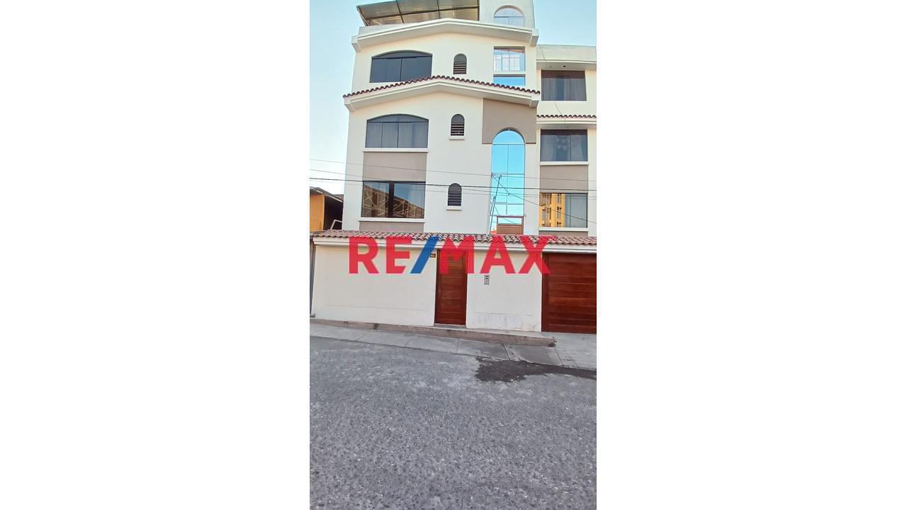 En Venta Casa De 4 Pisos Con 2 Minis Departamentos Y 1 Duplex - 1
