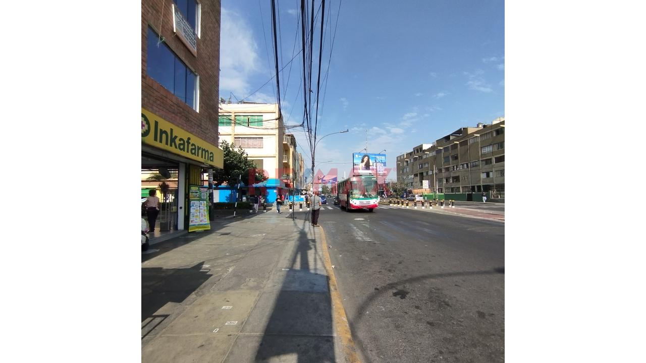 Local Altamente Comercial Av. Samuel Alcázar Rimac - 9