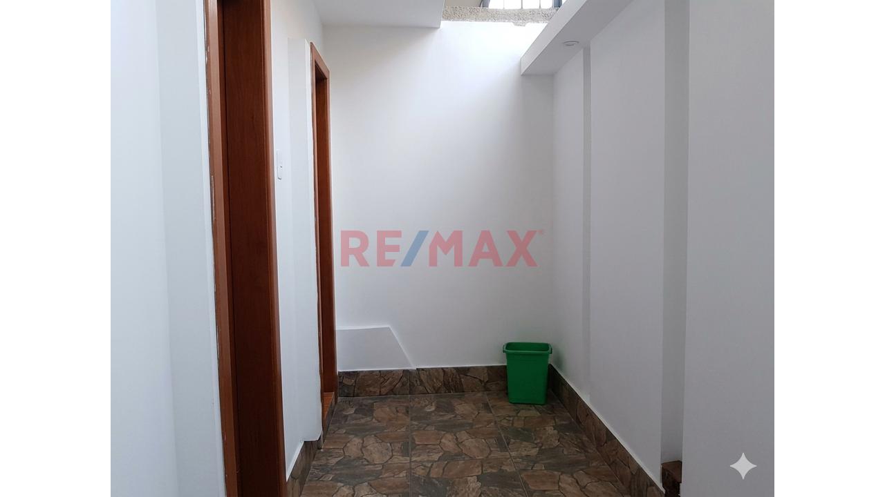 Bajó De Precio!!!Exclusiva Casa De 3 Pisos En Miraflores Country Club – Iv Etapa  Mz.Bq Lt 06 Ca.E. Usd. 180,000 - 5
