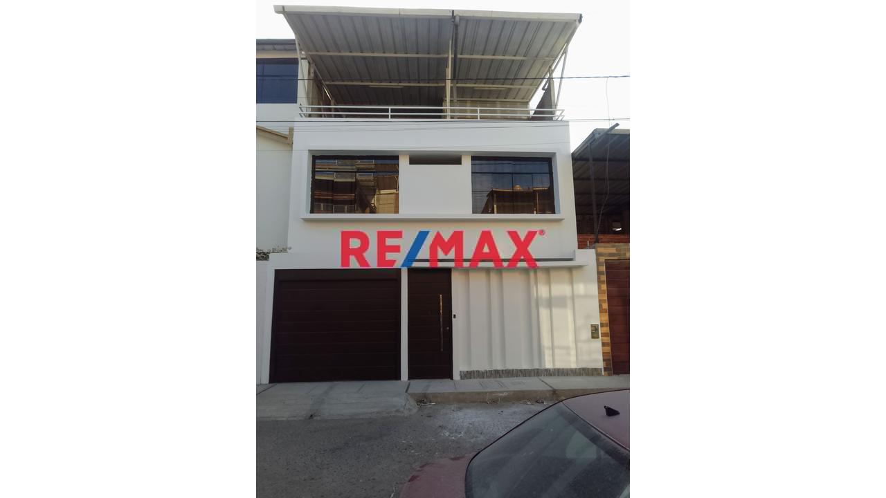 Bajó De Precio!!!Exclusiva Casa De 3 Pisos En Miraflores Country Club – Iv Etapa  Mz.Bq Lt 06 Ca.E. Usd. 180,000 - 1
