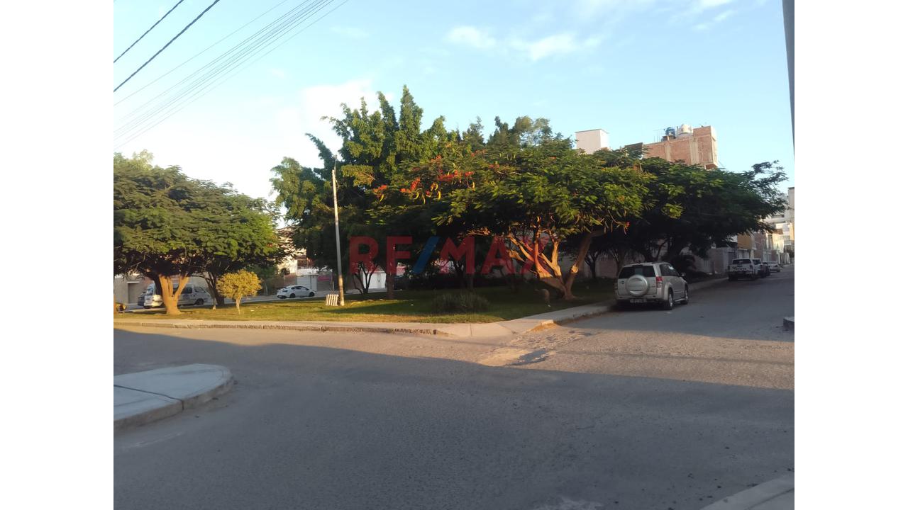 Bajó De Precio!!!Exclusiva Casa De 3 Pisos En Miraflores Country Club – Iv Etapa  Mz.Bq Lt 06 Ca.E. Usd. 180,000 - 2
