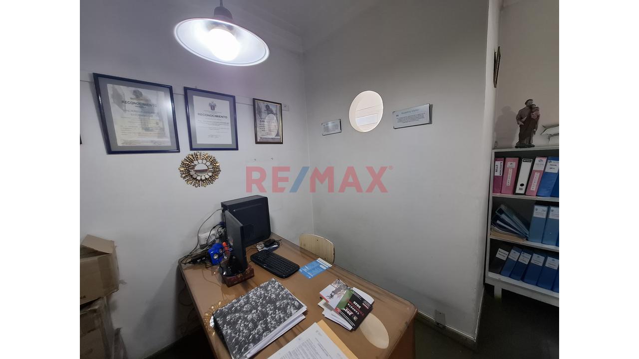 Vendo Amplio Local Comercial En Av. Ejército – Yanahuara - 13