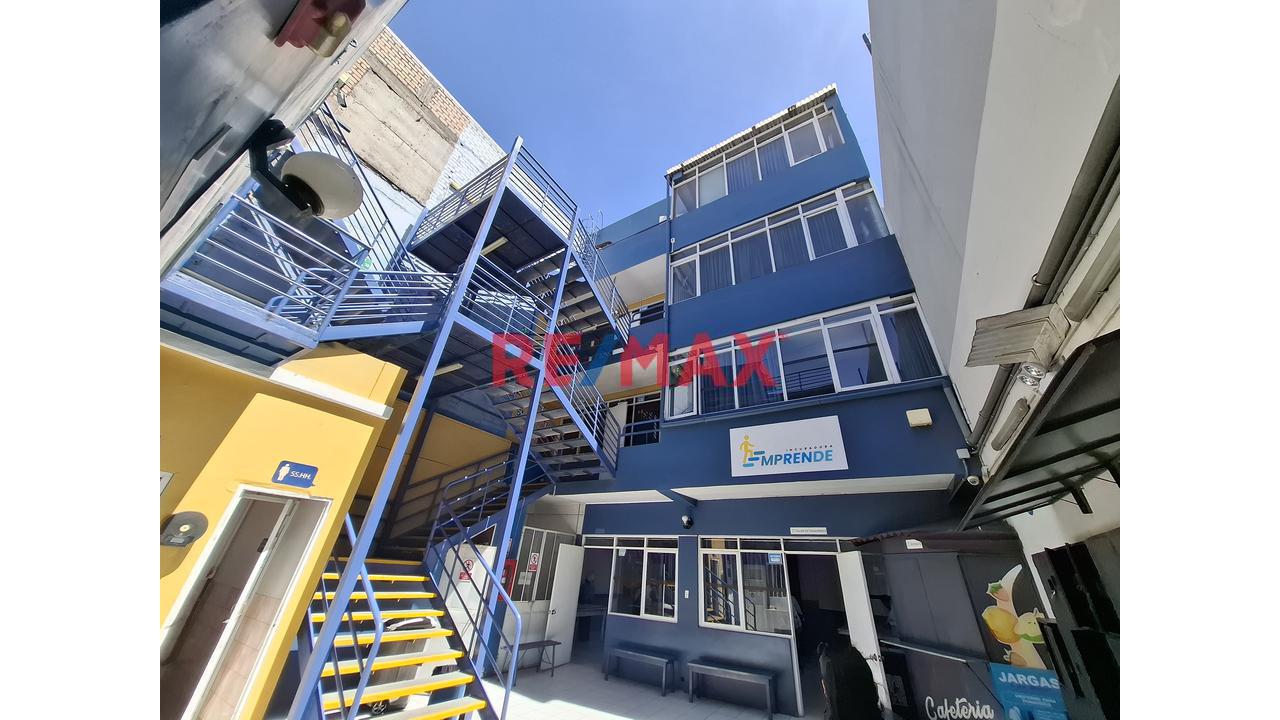 Vendo Amplio Local Comercial En Av. Ejército – Yanahuara - 1
