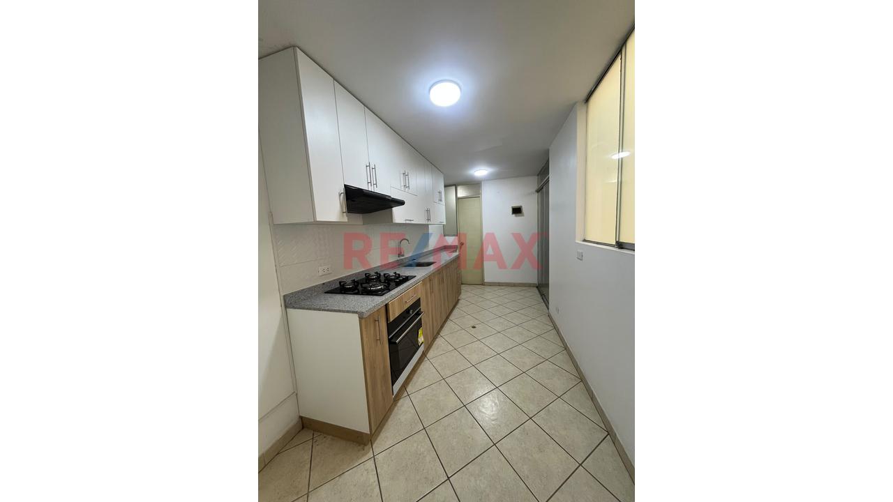 🏡 ¡En Venta! Hermoso Departamento Remodelado Con Amplia Terraza En La Molina — foto 4