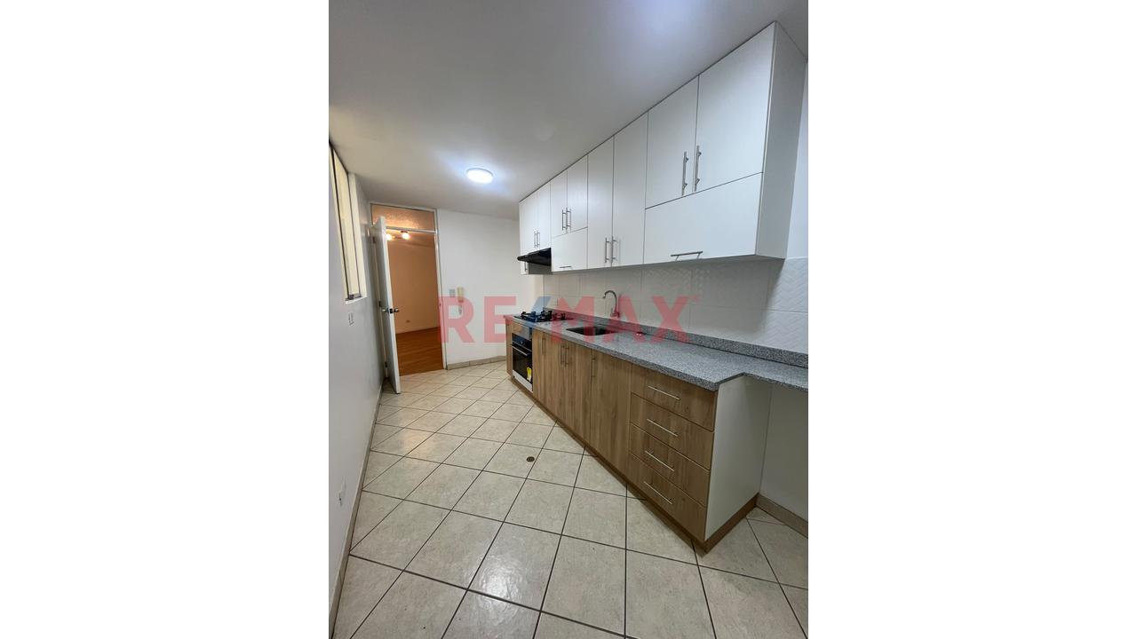 🏡 ¡En Venta! Hermoso Departamento Remodelado Con Amplia Terraza En La Molina — foto 3