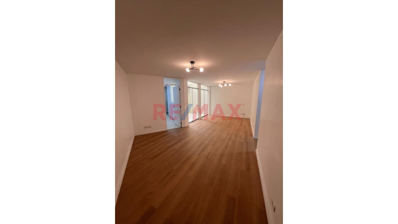 🏡 ¡En Venta! Hermoso Departamento Remodelado Con Amplia Terraza En La Molina — foto 2
