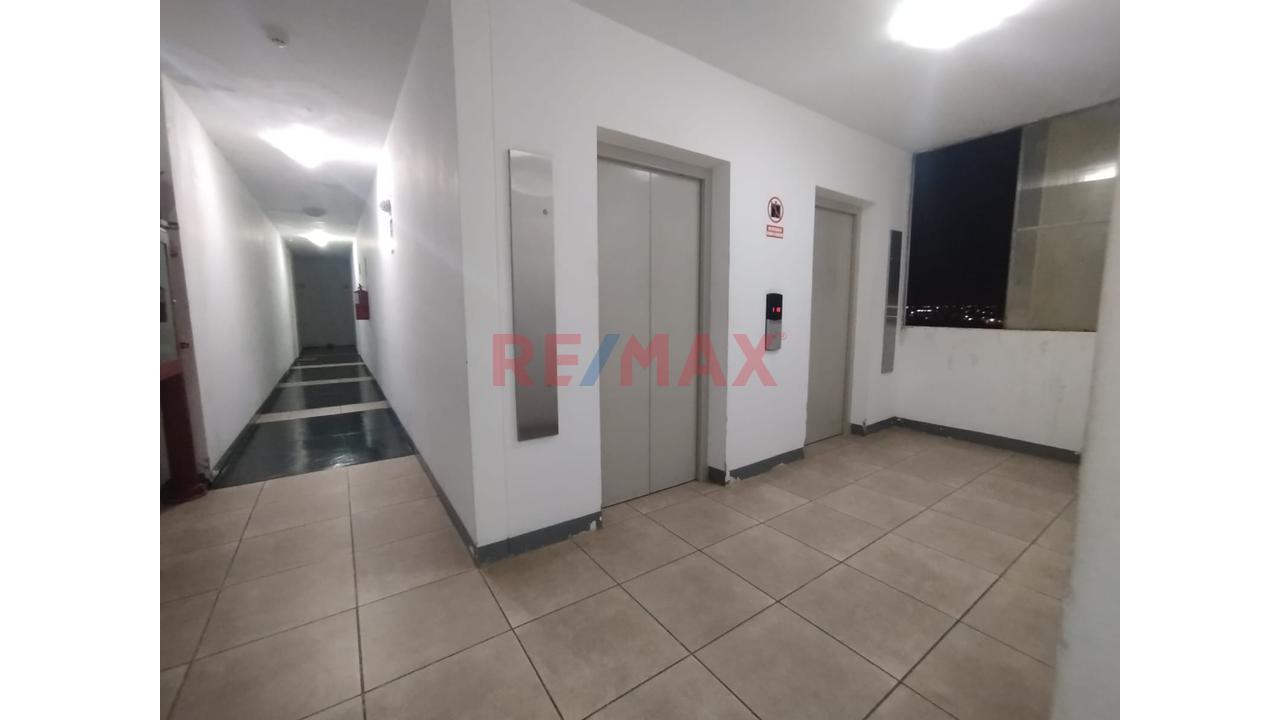 Venta De Departamento Con Estacionamiento En Cond. Alameda Santa Ana — foto 3
