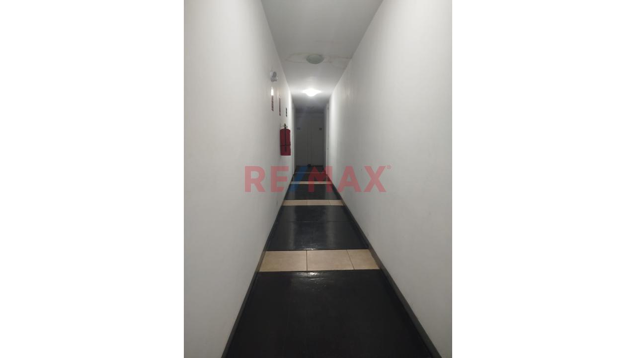 Venta De Departamento Con Estacionamiento En Cond. Alameda Santa Ana — foto 2
