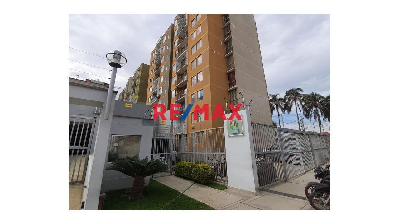 Venta De Departamento Con Estacionamiento En Cond. Alameda Santa Ana